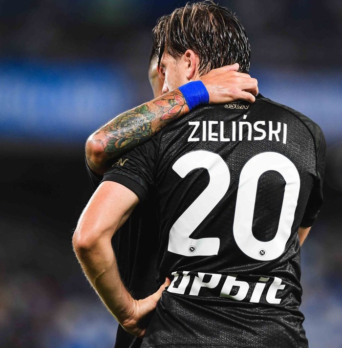 包含今晨体能课后，那不勒斯单刀错失备战欧冠，压力陡增，训练强度明显提升的词条